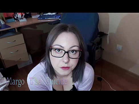 ❤️ 性感的眼镜女孩在镜头前深深地吸吮假阳具 自制毛片️❤